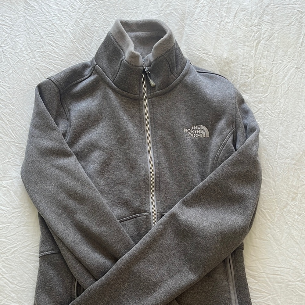 North face zip up fleece in gray!
